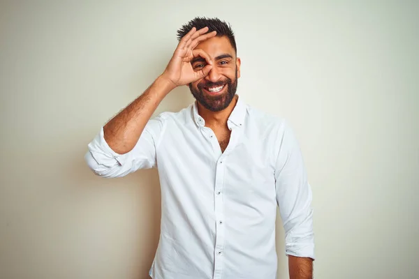 Homem Indiano Jovem Vestindo Camisa Elegante Sobre Fundo Branco Isolado — Fotografia de Stock