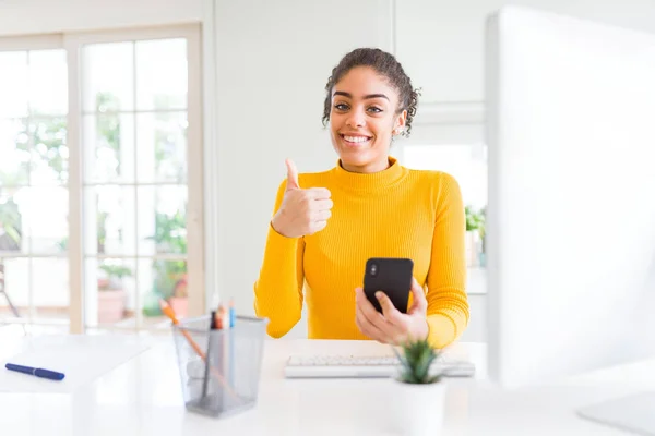 Chica Afroamericana Joven Que Trabaja Usando Computadora Teléfono Inteligente Feliz — Foto de Stock