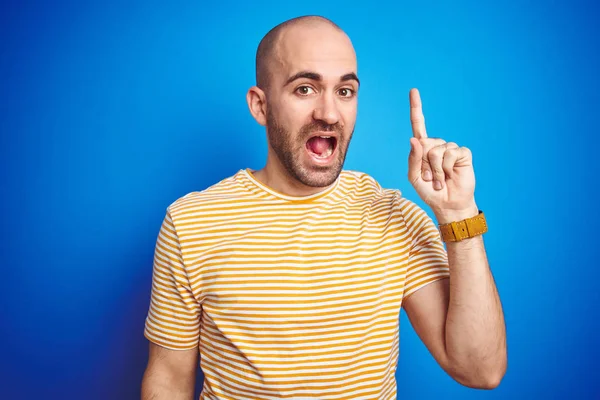 Joven Calvo Con Barba Llevando Una Camiseta Casual Sobre Fondo — Foto de Stock