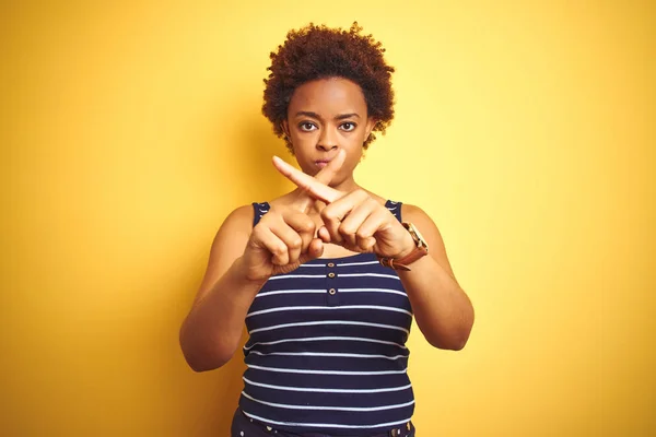 Beauitul African American Kobieta Sobie Lato Shirt Białym Tle Żółte — Zdjęcie stockowe