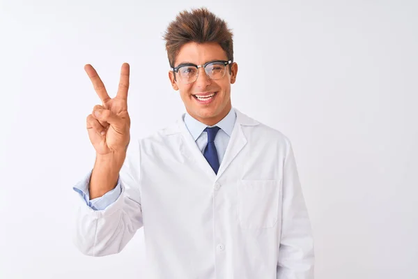Fiatal Jóképű Sciencist Ember Visel Szemüveget Kabát Alatt Elszigetelt Fehér — Stock Fotó