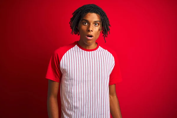 Afro Homem Com Dreadlocks Vestindo Listrado Shirt Sobre Isolado Vermelho — Fotografia de Stock