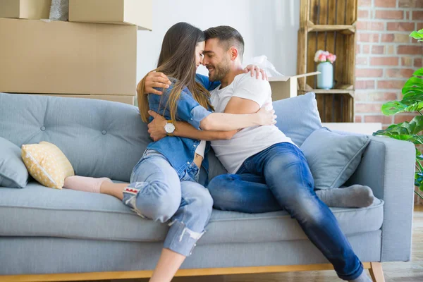 Schönes Paar Umarmt Sich Verliebt Auf Dem Sofa Sehr Glücklich — Stockfoto