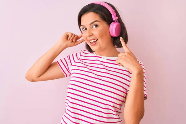 Junge Schöne Frau Hört Musik Mit Kopfhörern Über Isolierten Rosa — Stockfoto