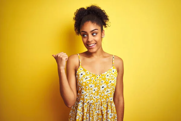 Afro Amerikaanse Vrouw Het Dragen Van Casual Floral Dress Staande — Stockfoto