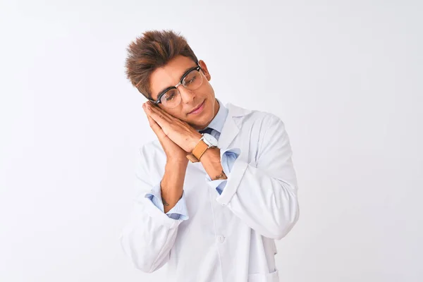 Jovem Cientista Bonito Vestindo Óculos Casaco Sobre Fundo Branco Isolado — Fotografia de Stock