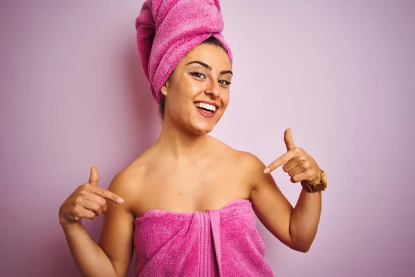 Młoda Piękna Kobieta Nosi Ręcznik Prysznicu Białym Tle Różowy Patrząc — Zdjęcie stockowe