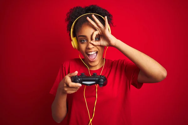 Afro Mujer Jugando Videojuego Usando Joystick Auriculares Sobre Fondo Rojo — Foto de Stock