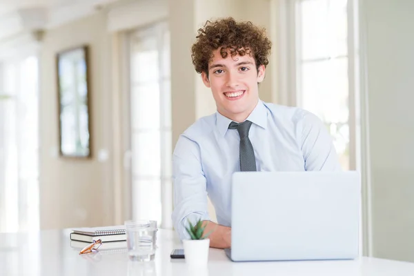 Jeune Homme Affaires Travaillant Avec Ordinateur Portable Bureau Avec Sourire — Photo