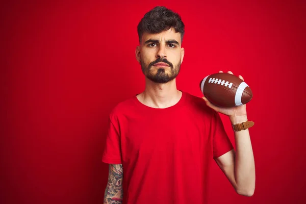 Jovem Atleta Homem Com Tatuagem Segurando Bola Futebol Sobre Fundo — Fotografia de Stock