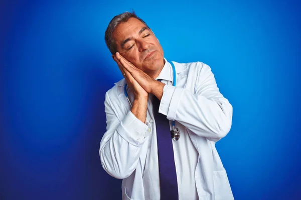 Guapo Médico Mediana Edad Hombre Usando Estetoscopio Sobre Fondo Azul —  Fotos de Stock