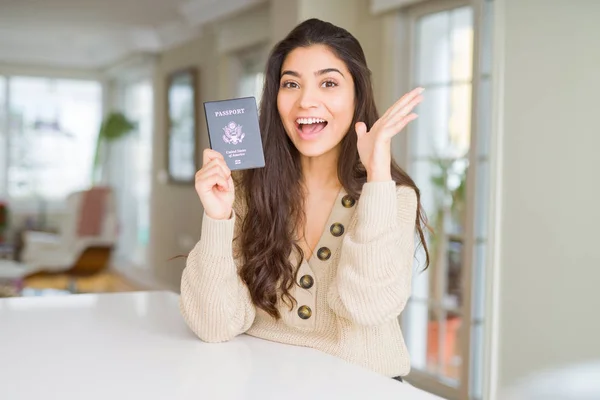 Amerika Birleşik Devletleri Pasaport Tutan Genç Kadın Çok Mutlu Heyecanlı — Stok fotoğraf