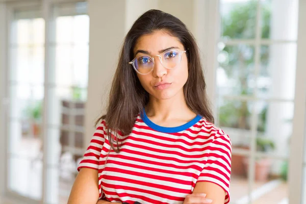 Schöne Junge Frau Trägt Eine Brille Und Posiert Einen Kuss — Stockfoto