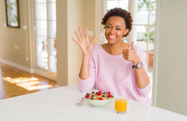 Mladá Africko Americká Žena Která Ráno Snídala Doma Ukázala Ukazovala — Stock fotografie