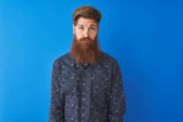 Jonge Redhead Ierse Man Dragen Floral Zomer Shirt Staande Geïsoleerde — Stockfoto
