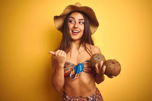 Tatil Kadın Bikini Şapka Tutarak Izole Sarı Arka Plan Üzerinde — Stok fotoğraf
