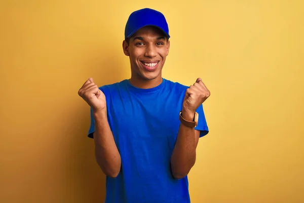 Jonge Knappe Arabische Delivery Man Staande Geïsoleerde Gele Achtergrond Vieren — Stockfoto