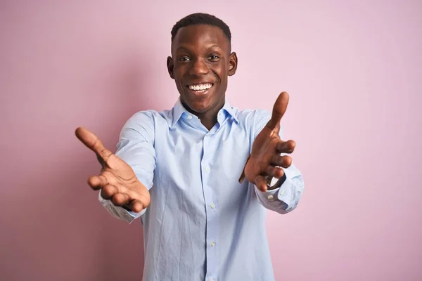 Afrikanisch Amerikanischer Mann Blau Eleganten Hemd Der Vor Isoliertem Rosa — Stockfoto