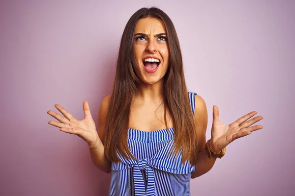 Junge Schöne Frau Gestreiftem Kleid Steht Vor Isoliertem Rosa Hintergrund — Stockfoto