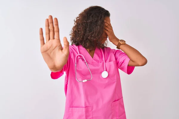 Junge Brasilianische Krankenschwester Mit Stethoskop Vor Isoliertem Weißem Hintergrund Die — Stockfoto