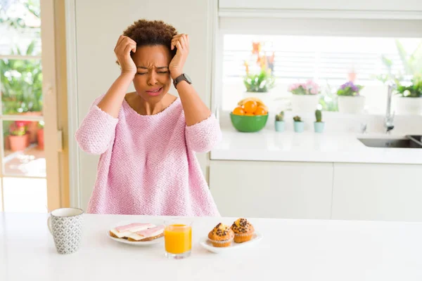 Junge Afrikanisch Amerikanische Frau Frühstückt Morgens Hause Und Leidet Unter — Stockfoto