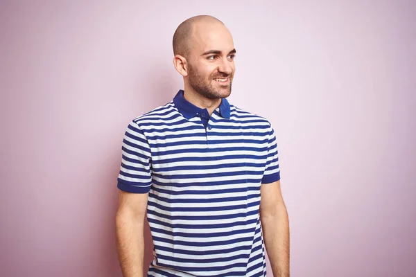 Homem Careca Jovem Com Barba Vestindo Casual Listrado Azul Shirt — Fotografia de Stock