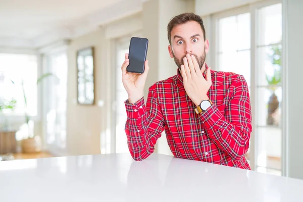 Hombre Guapo Que Muestra Pantalla Del Teléfono Inteligente Cubre Boca —  Fotos de Stock