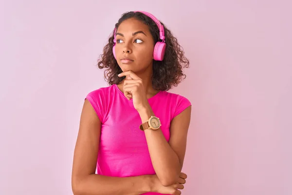 Jeune Femme Brésilienne Écoutant Musique Aide Écouteurs Sur Fond Rose — Photo
