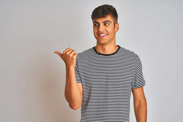 Junger Indischer Mann Marinestreifem Shirt Vor Isoliertem Weißem Hintergrund Lächelnd — Stockfoto