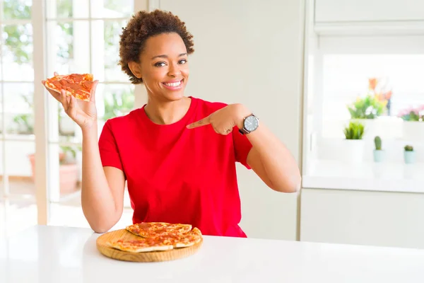 Junge Afrikanisch Amerikanische Frau Isst Leckere Peperoni Pizza Mit Überraschung — Stockfoto