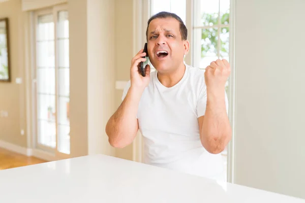 Hombre Mediana Edad Llamando Usando Teléfono Inteligente Gritando Orgulloso Celebrando —  Fotos de Stock