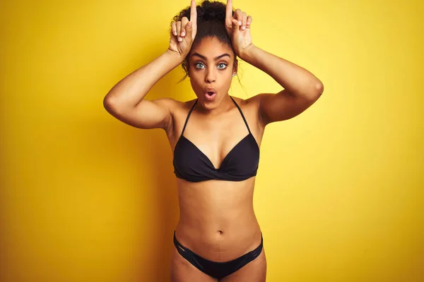 Mujer Afroamericana Vacaciones Con Bikini Pie Sobre Fondo Amarillo Aislado —  Fotos de Stock