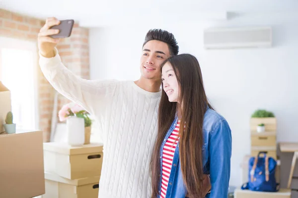 Jonge Aziatische paar glimlachend het nemen van een selfie foto met smartphone — Stockfoto
