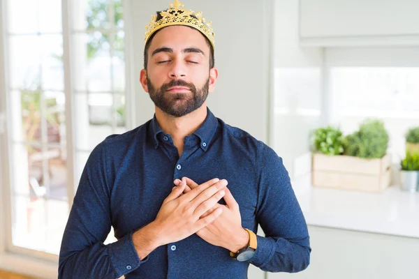 Yakışıklı Spanyol Adam Baş Üzerinde Altın Taç Giyiyor Kral Göğsünde — Stok fotoğraf