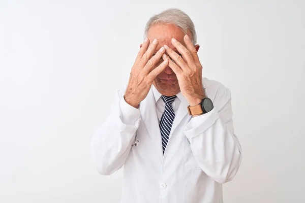 Starší Šedovlasý Doktor Stetoskop Stojící Izolovaném Bílém Pozadí Smutným Výrazem — Stock fotografie