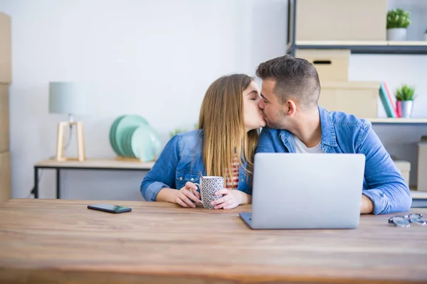 Ungt Par Avkopplande Dricka Kopp Kaffe Och Använda Datorn Laptop — Stockfoto