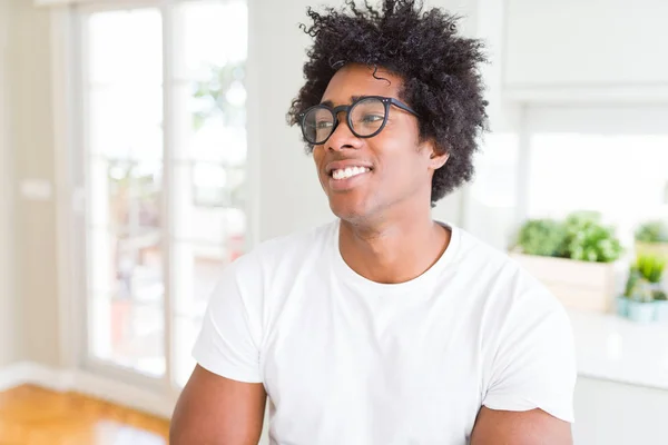 Američan Afričana Muž Nosí Brýle Úsměvem Vypadající Strana Vytřeštěné Pryč — Stock fotografie