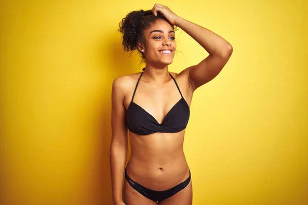 Mujer Afroamericana Vacaciones Vistiendo Bikini Pie Sobre Fondo Amarillo Aislado —  Fotos de Stock