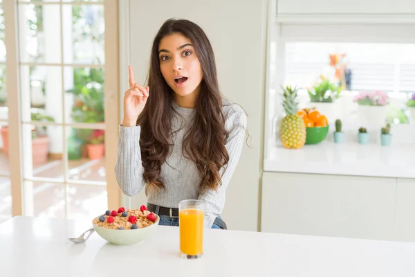 Jonge Vrouw Eten Gezond Ontbijt Ochtend Wijzend Vinger Met Succesvolle — Stockfoto