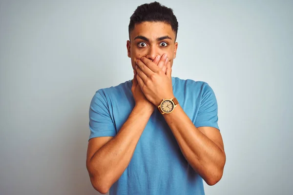 Jonge Braziliaanse Man Dragen Blauw Shirt Staande Geïsoleerde Witte Achtergrond — Stockfoto