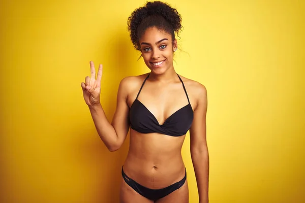 Mujer Afroamericana Vacaciones Vistiendo Bikini Pie Sobre Fondo Amarillo Aislado —  Fotos de Stock