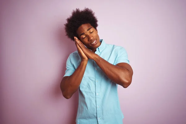 Giovane Uomo Americano Con Capelli Afro Indossa Camicia Blu Piedi — Foto Stock