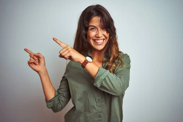 Jovem Mulher Bonita Vestindo Camisa Verde Sobre Fundo Isolado Cinza — Fotografia de Stock