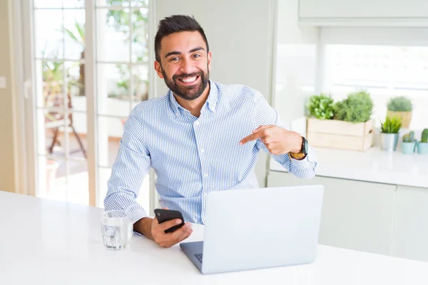 Hombre Negocios Hispano Guapo Usando Ordenador Portátil Teléfono Inteligente Con — Foto de Stock