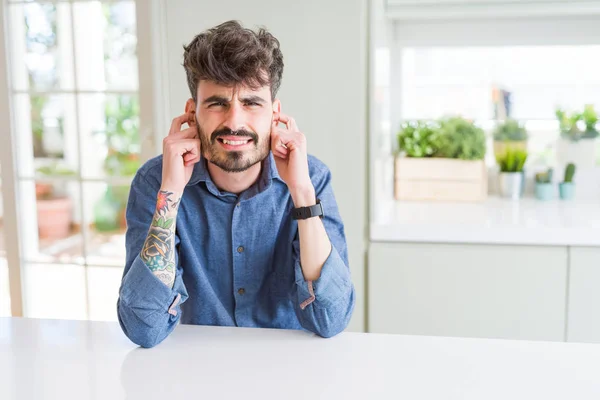 Hombre Joven Con Camisa Casual Sentado Mesa Blanca Cubriendo Las —  Fotos de Stock