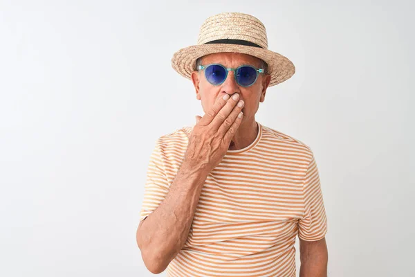 Starší Muž Pruhovanými Brýlemi Kloboukem Izolované Bílé Pozadí Rukama Šokovanými — Stock fotografie
