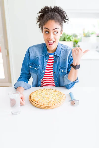 Junge Afrikanisch Amerikanische Frau Isst Hausgemachte Käse Pizza Und Zeigt — Stockfoto