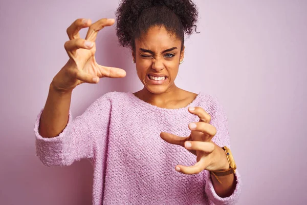 Mujer Afroamericana Joven Vistiendo Suéter Invierno Pie Sobre Fondo Rosa — Foto de Stock