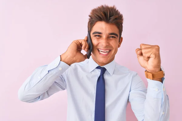 Joven Hombre Negocios Guapo Hablando Teléfono Inteligente Sobre Fondo Rosa — Foto de Stock