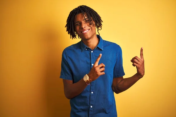 Afro Homem Com Dreadlocks Vestindo Camisa Jeans Casual Sobre Fundo — Fotografia de Stock